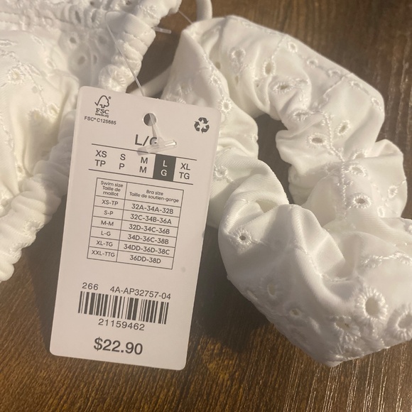 🎀4/$25🎀Beautiful White Bikini Top with matching Scrunchie! NWT! - Picture 2 of 4